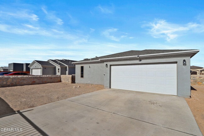 Building Photo - 2833 Maria Casas St