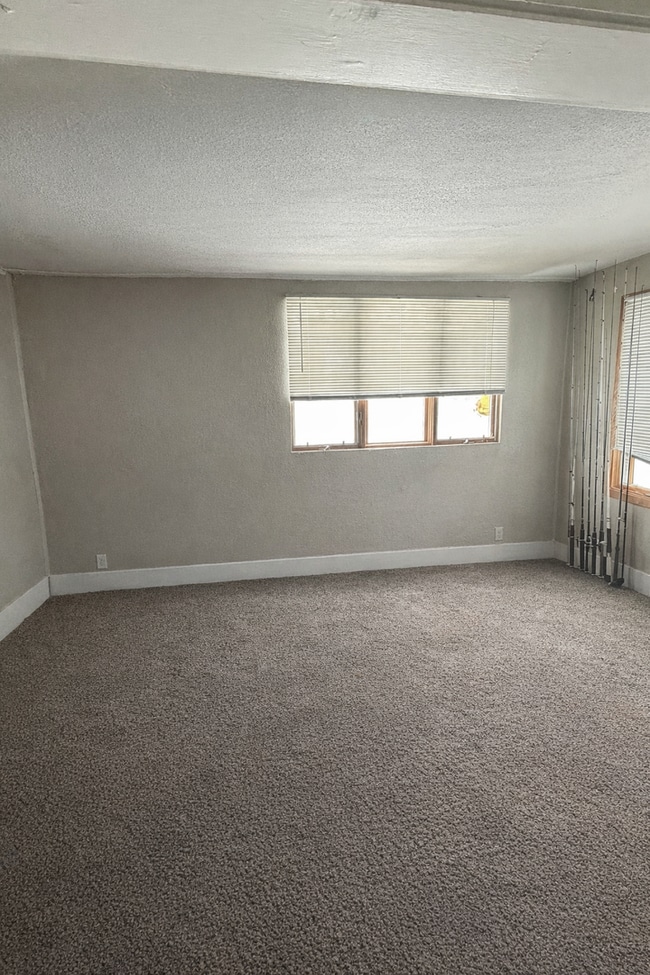 Building Photo - AVAILABLE JUNE - 5 Bed 2 Bath In East Hillside