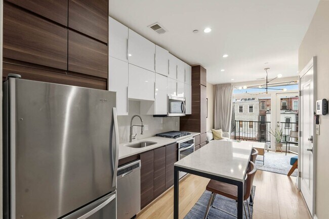 Building Photo - Mt Vernon Square Penthouse Condo