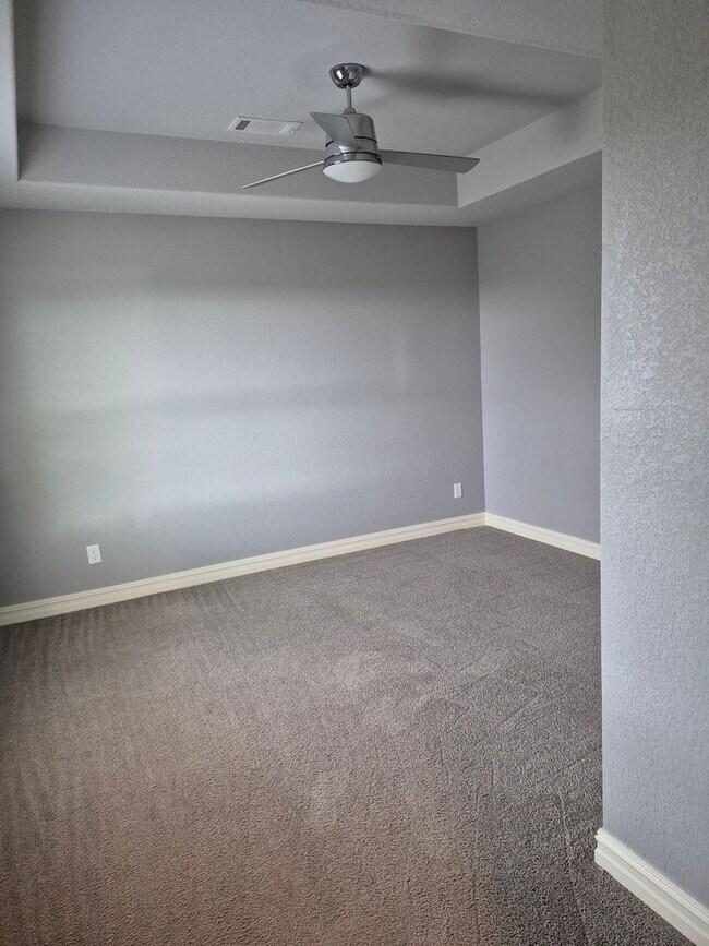 Building Photo - Move in Special on this 3 bedroom/2 bathroom townhouse