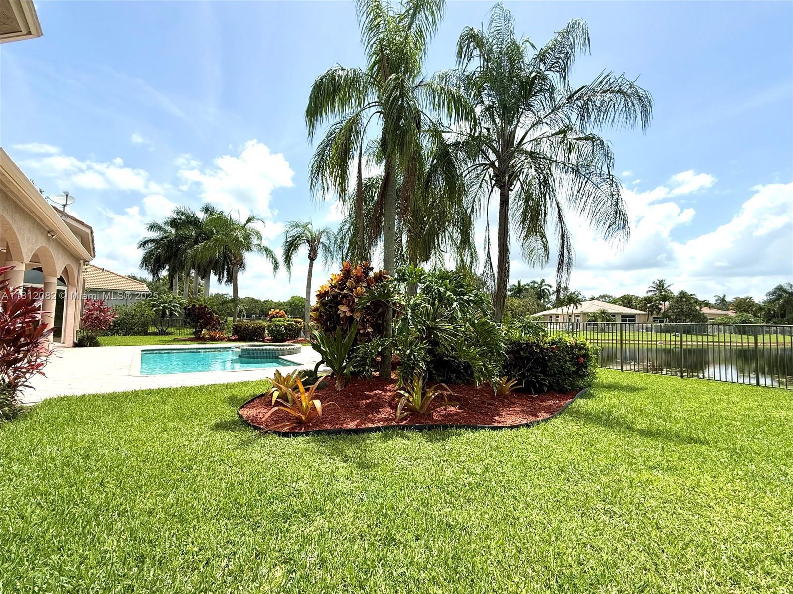 Building Photo - 2547 Montclaire Cir