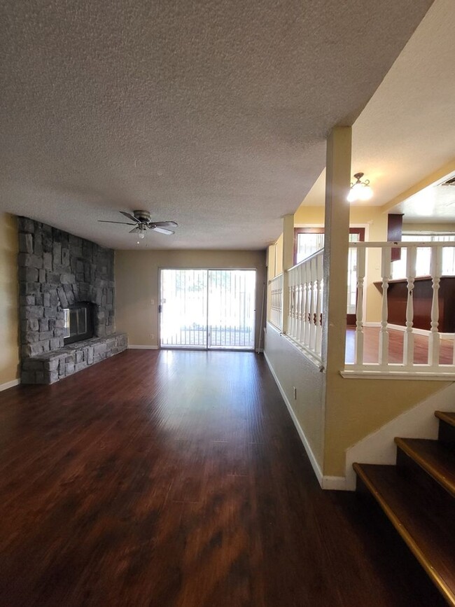 Building Photo - Very Nice 4 bedrooms and 3 baths with a bu...