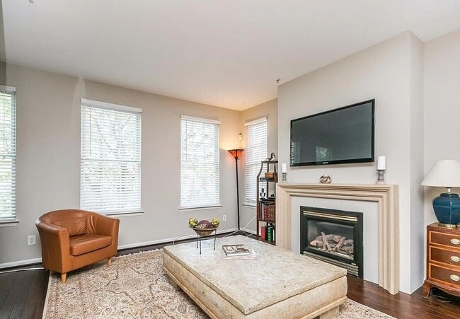 Building Photo - Coming Soon – 3BR/4BA End-Unit Townhome wi...