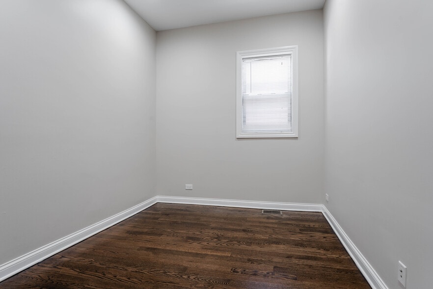 Building Photo - 1756 W Montrose Ave