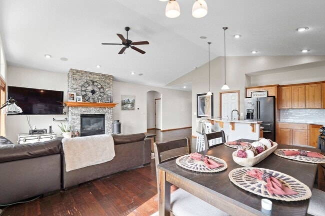 Building Photo - Beautiful 3 bedroom 2 bath Home On The Pla...
