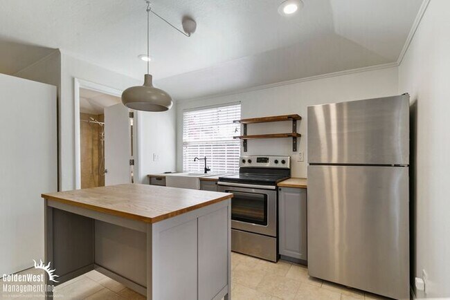 Building Photo - Charming 2Bdm 2Ba Home with Modern Studio ADU in Uptown Phoenix!