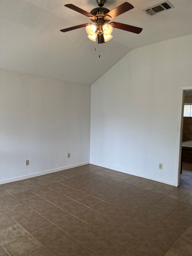 Building Photo - 106 Hollywood Dr