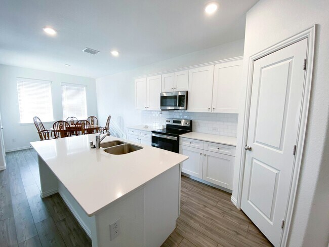 Building Photo - 11452 White River Dr