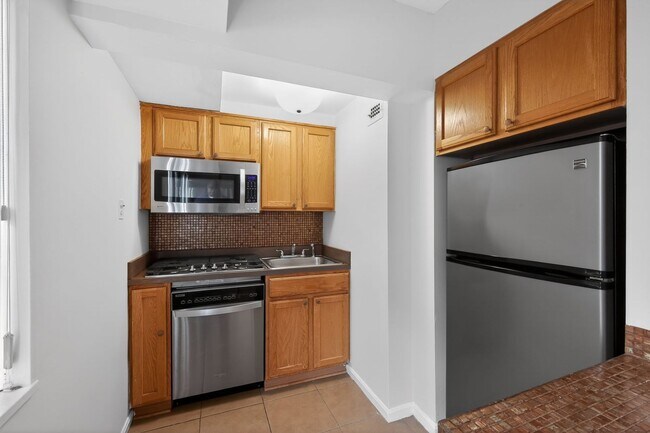 Building Photo - Sunlit Studio Steps from Cleveland Park Metro