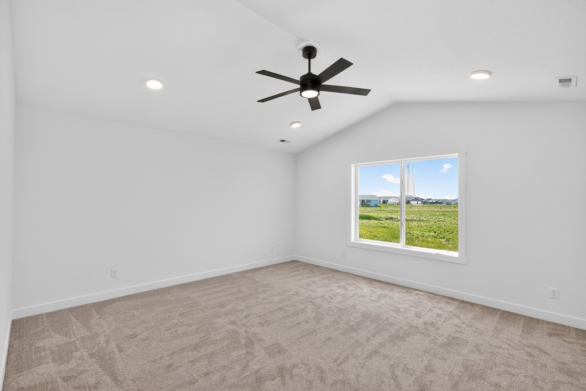 Building Photo - 1130 NW Sproul Dr
