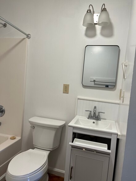 Building Photo - 24 Cottage Ln