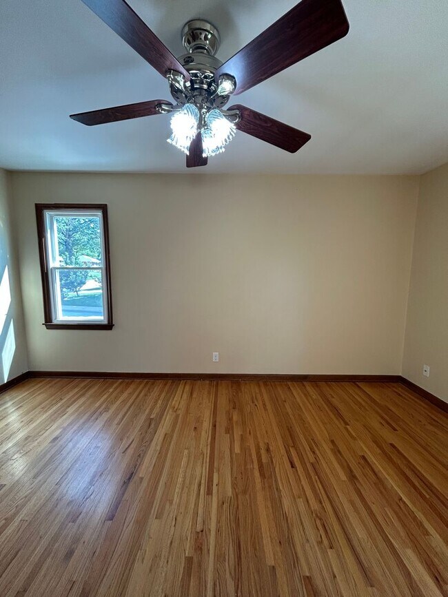Building Photo - 704 N 74th Ave