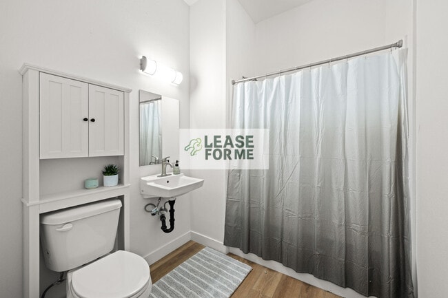 Building Photo - 4348 Woodlawn Ave