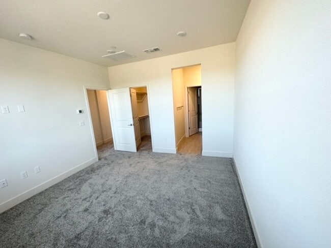 Building Photo - Boulevards End Unit Townhouse, 3 Bed / 2.5 Bath, Amenities, Close to 580 - This is a 3-6 month sh...