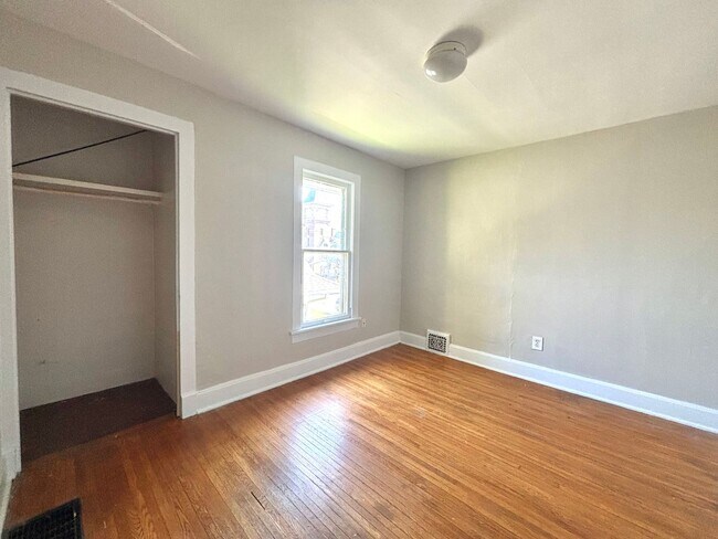 Building Photo - 904 S Burdick St