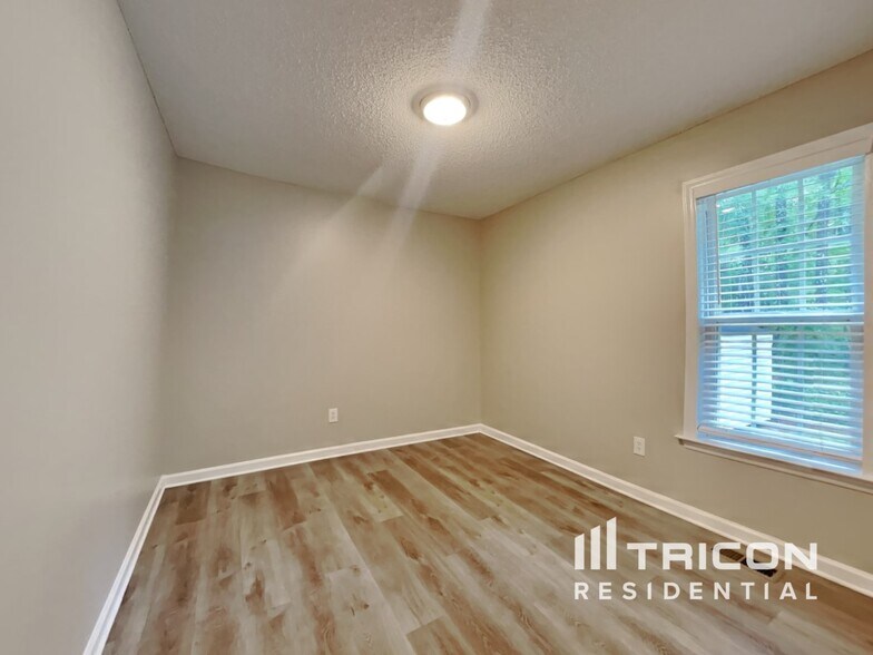 Building Photo - 139 Creekside Dr