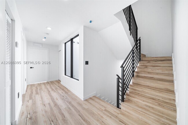 Building Photo - 11 NE 51st St