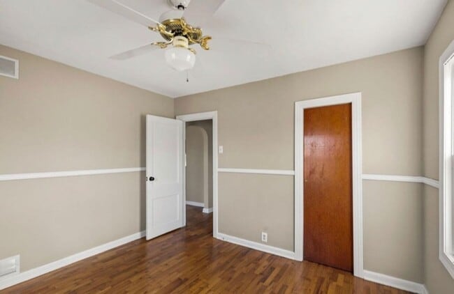 Building Photo - Available Now 2 bedroom 1 bathroom 1 car garage in Nixa!!