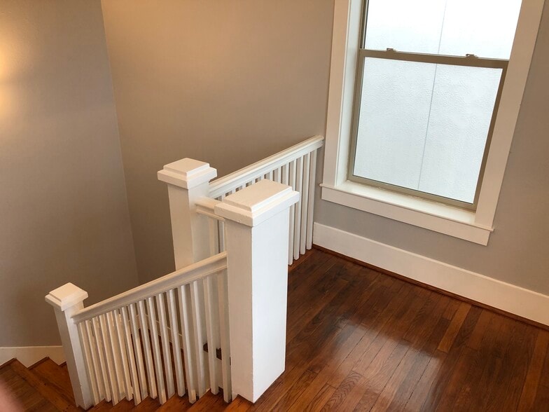 Mud room area outside front door - 1712 Blodgett St