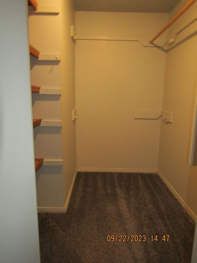 Building Photo - Very nice spacious home located in the Eis...