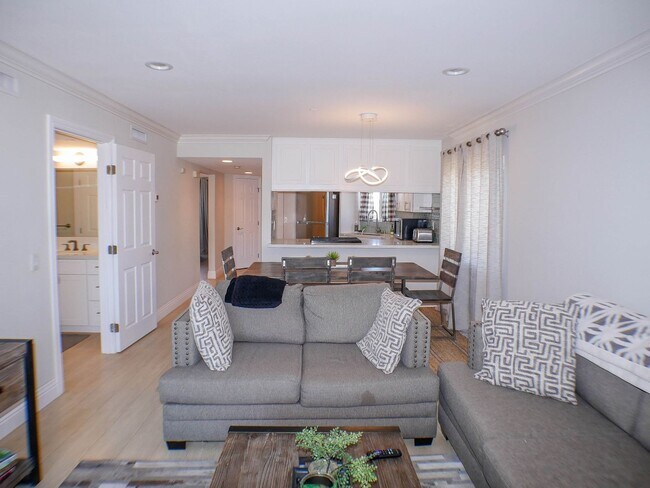Building Photo - RARE Offering 2BD/2BA - Condo of secured building in highly sought after Boutique Bella Capri bui...