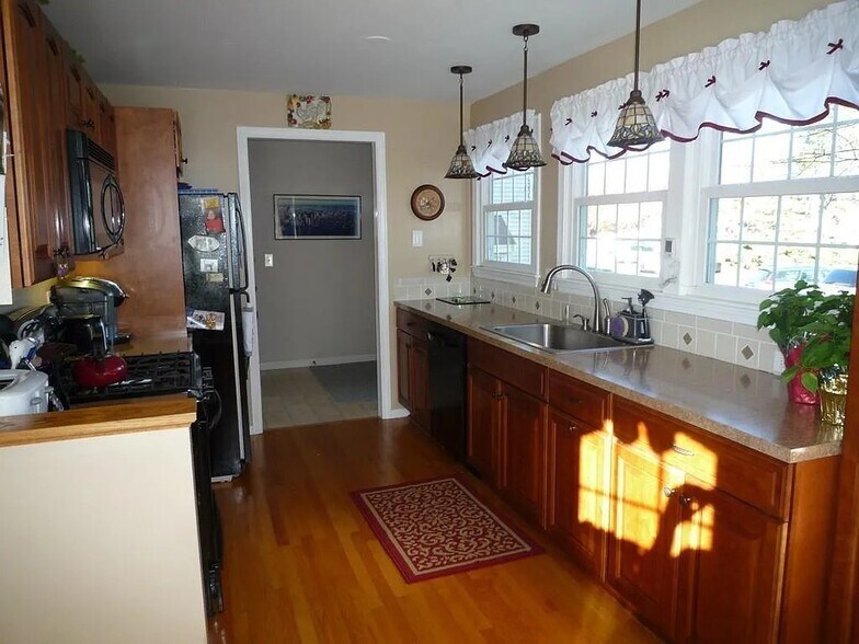 Kitchen - 33 Water St