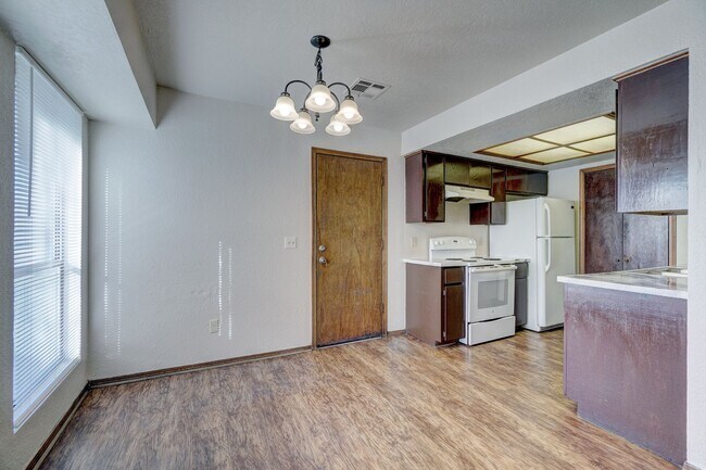 Building Photo - Comfort, Charm & Convenience in This Edmond Duplex