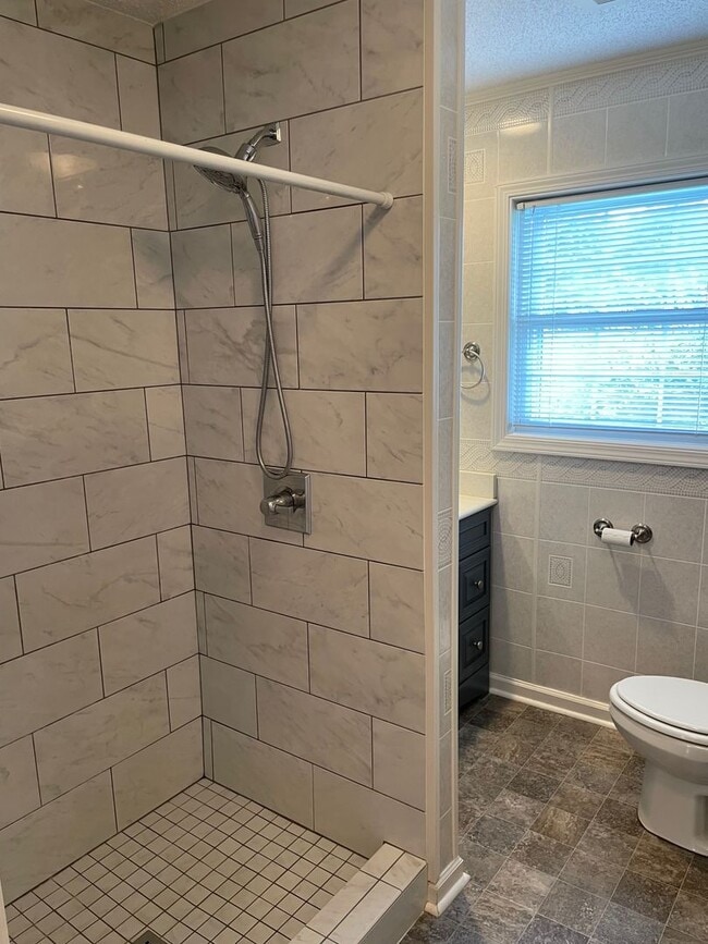 Building Photo - Beautiful 2 Bed, 1 Bath Brick Home in coun...
