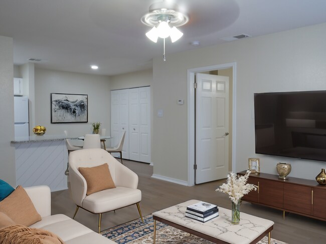 Building Photo - Solms 1 Bed | 1 Bath 670 Sq. Ft.