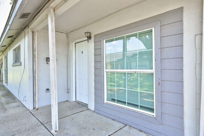Building Photo - 1120 Valley View Dr