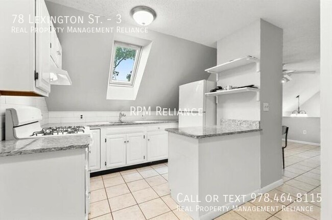 Building Photo - Charming Top-Floor 1 Bedroom Apartment in ...