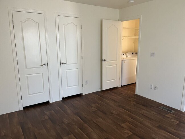 Building Photo - 5303 E Twain Ave