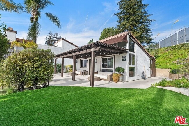 Building Photo - 1550 Palisades Dr
