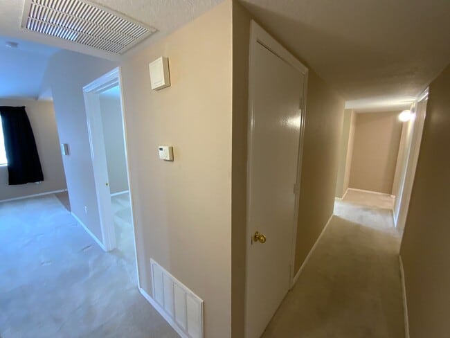 Building Photo - 3 Bedroom Townhome Available Near Southern...