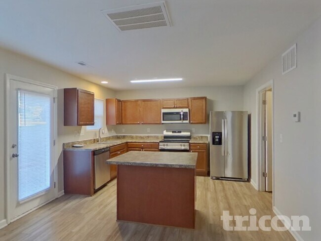 Building Photo - 5819 Hewitt Dr