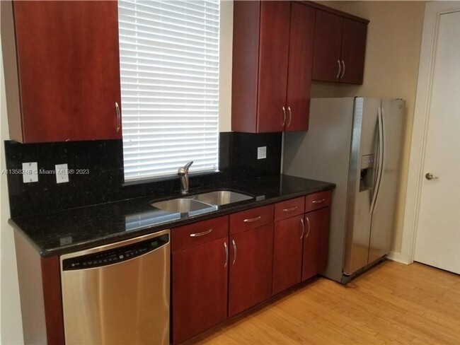 Building Photo - LARGE 3-bed, 3-bath townhome with 2-car ga...