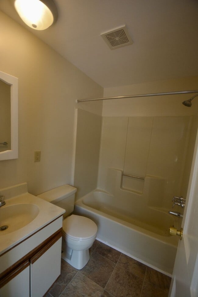 Building Photo - Great - 1 BEDROOM in Middletown with a Bri...