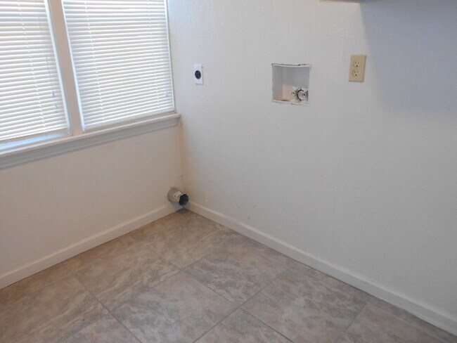 Building Photo - 3/2/2 close to Texas Tech!