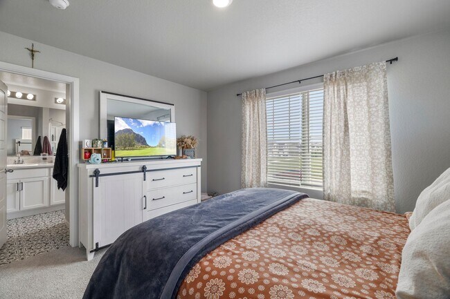 Building Photo - Beautiful 3-Bedroom Townhome with Park Vie...