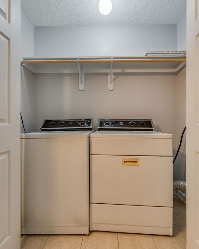 Building Photo - Now Available | 2 Bedroom 2.5 Bath | Bristol, TN