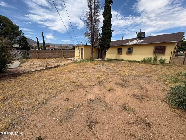 Building Photo - 4900 Debeers Dr