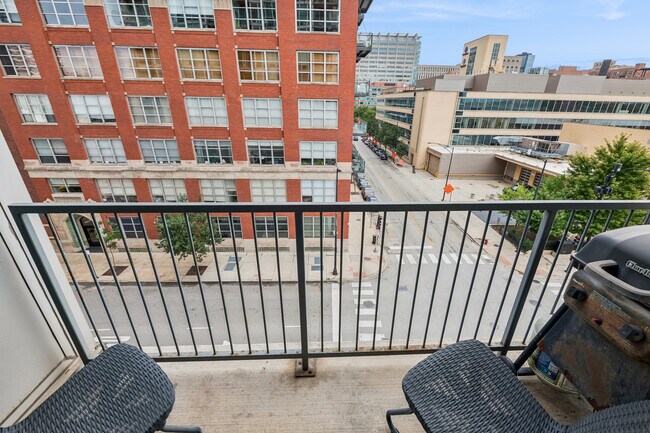Building Photo - 700 W Van Buren St