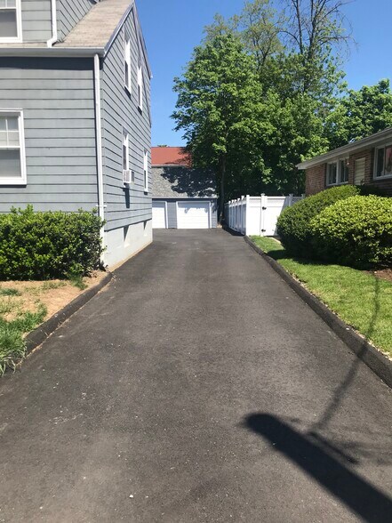 Driveway right side - 33 Bridge St