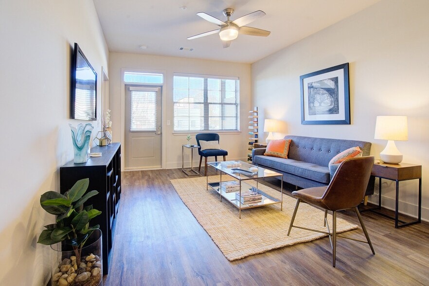 Building Photo - Mid-town Row