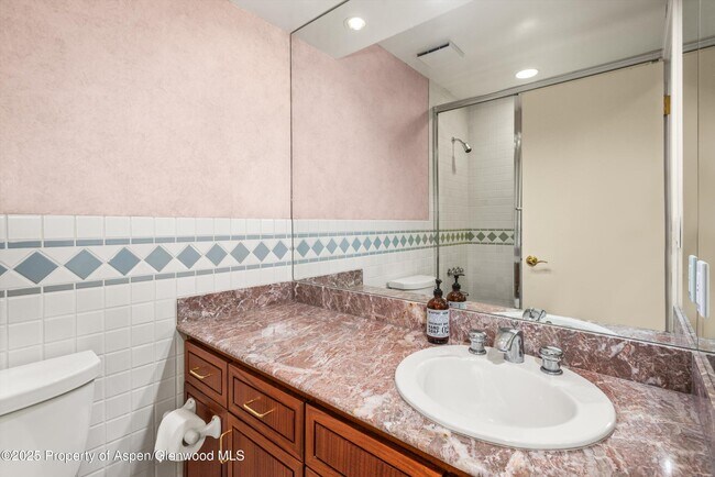 Building Photo - 431 W Hopkins Ave