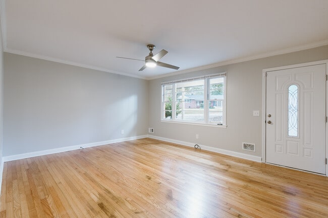 Family Room - 5 W Gantt Cir