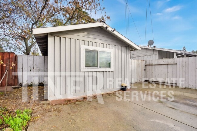 Building Photo - 2922 Walnut Ave