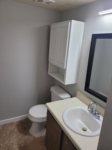 Building Photo - 872 Upholland Ln