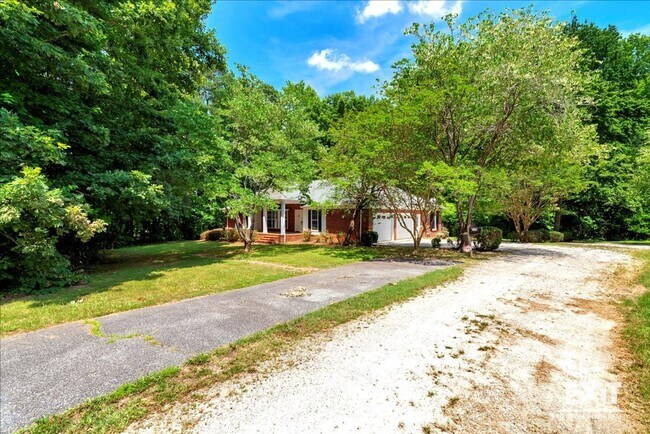 Building Photo - Amazing 4 Bedroom, 3 Bath Home With 2 Kitchens!