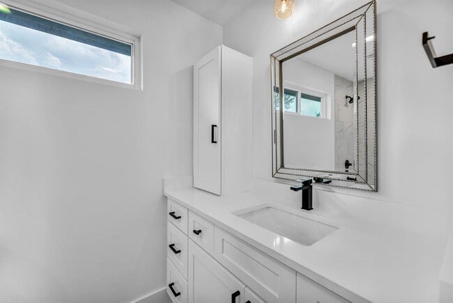 Building Photo - 2405 E 11th St